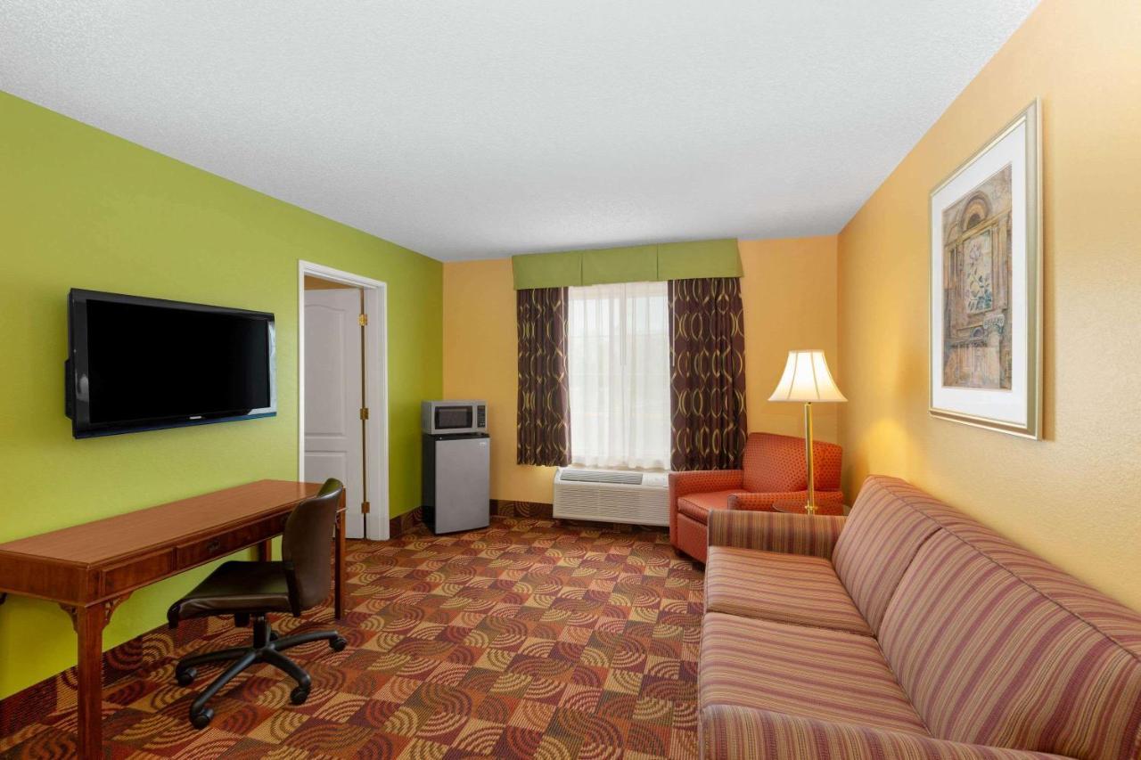 Super 8 By Wyndham Lake Of The Ozarks Eldon Eksteriør billede